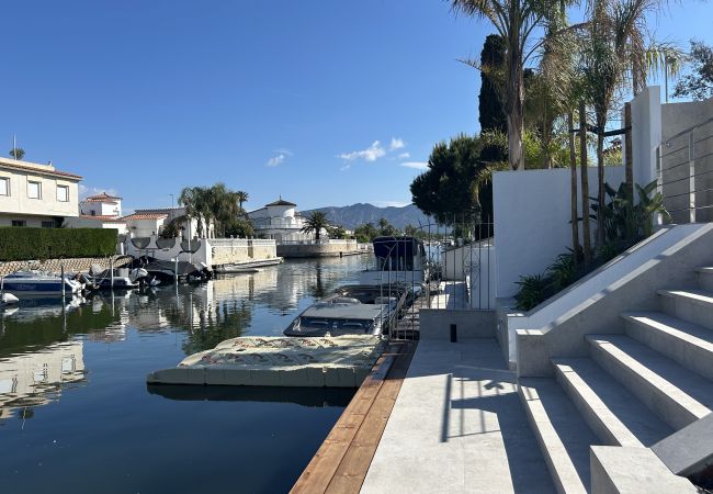 House in Empuriabrava - 150-Beautiful canal house with pool and mooring-Empuriabrava-Empurialola
