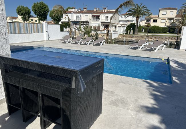House in Empuriabrava - 150-Beautiful canal house with pool and mooring-Empuriabrava-Empurialola