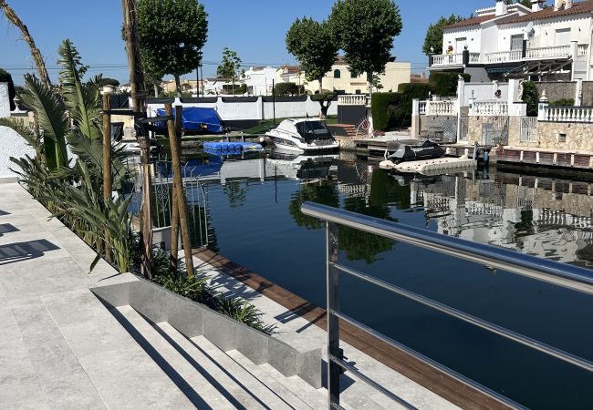 House in Empuriabrava - 150-Beautiful canal house with pool and mooring-Empuriabrava-Empurialola