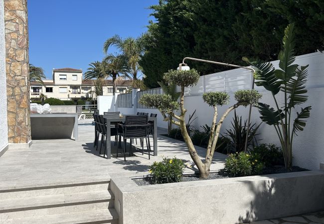 House in Empuriabrava - 150-Beautiful canal house with pool and mooring-Empuriabrava-Empurialola