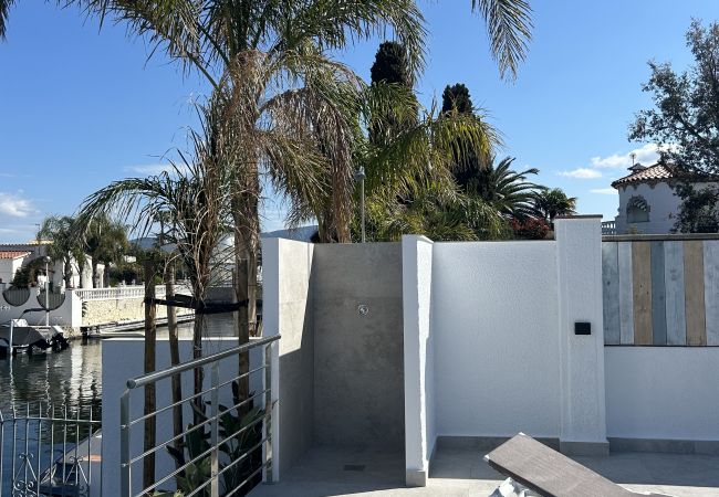 House in Empuriabrava - 150-Beautiful canal house with pool and mooring-Empuriabrava-Empurialola