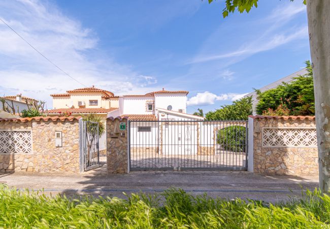 House in Empuriabrava - 150-Beautiful canal house with pool and mooring-Empuriabrava-Empurialola