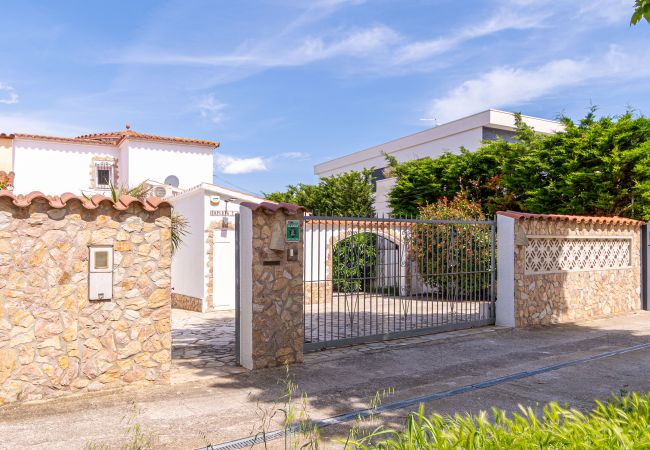 House in Empuriabrava - 150-Beautiful canal house with pool and mooring-Empuriabrava-Empurialola