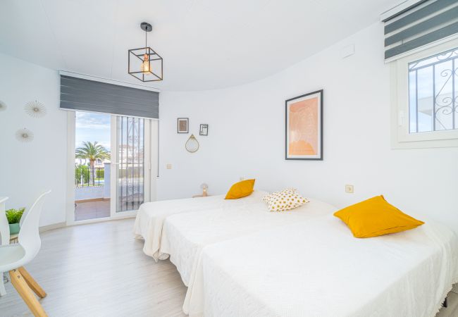 House in Empuriabrava - 150-Beautiful canal house with pool and mooring-Empuriabrava-Empurialola