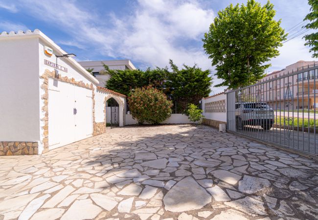 House in Empuriabrava - 150-Beautiful canal house with pool and mooring-Empuriabrava-Empurialola