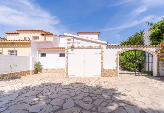 House in Empuriabrava - 150-Beautiful canal house with pool and mooring-Empuriabrava-Empurialola