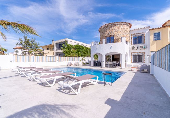 House in Empuriabrava - 150-Beautiful canal house with pool and mooring-Empuriabrava-Empurialola