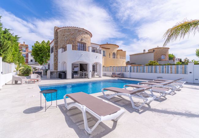 House in Empuriabrava - 150-Beautiful canal house with pool and mooring-Empuriabrava-Empurialola