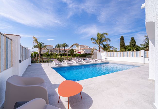 House in Empuriabrava - 150-Beautiful canal house with pool and mooring-Empuriabrava-Empurialola
