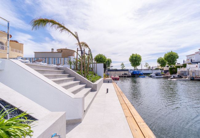 House in Empuriabrava - 150-Beautiful canal house with pool and mooring-Empuriabrava-Empurialola