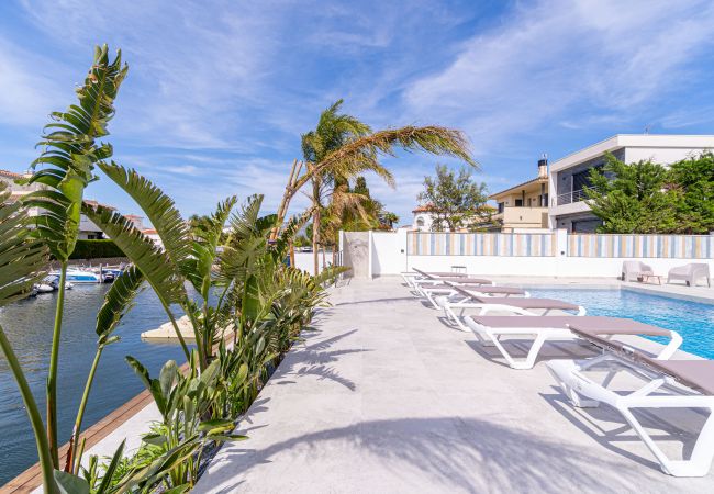 House in Empuriabrava - 150-Beautiful canal house with pool and mooring-Empuriabrava-Empurialola