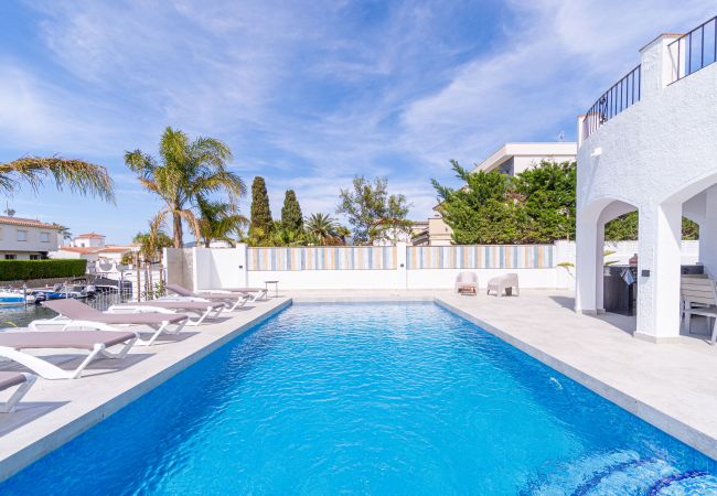 House in Empuriabrava - 150-Beautiful canal house with pool and mooring-Empuriabrava-Empurialola
