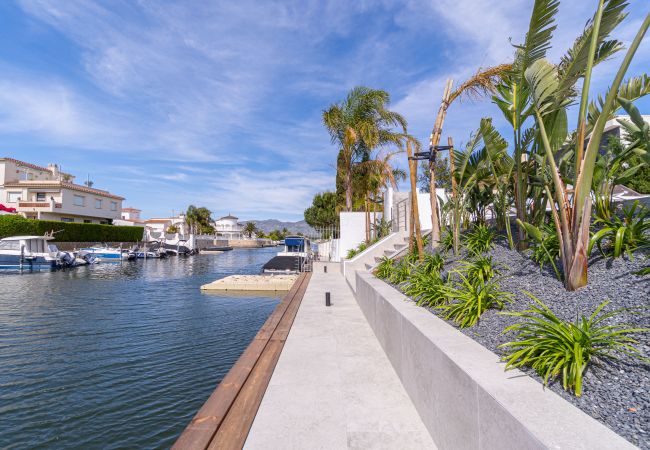 House in Empuriabrava - 150-Beautiful canal house with pool and mooring-Empuriabrava-Empurialola