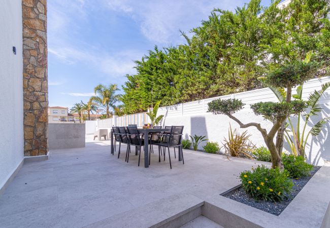 House in Empuriabrava - 150-Beautiful canal house with pool and mooring-Empuriabrava-Empurialola
