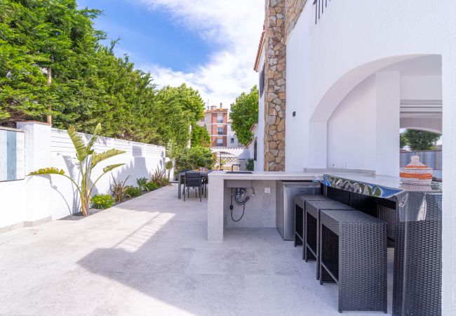 House in Empuriabrava - 150-Beautiful canal house with pool and mooring-Empuriabrava-Empurialola