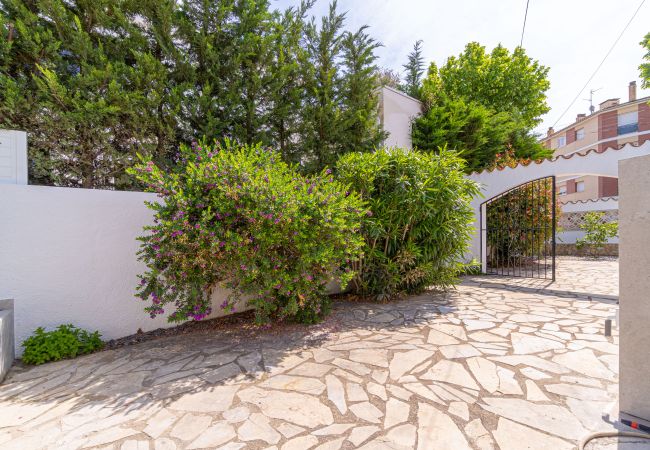 House in Empuriabrava - 150-Beautiful canal house with pool and mooring-Empuriabrava-Empurialola