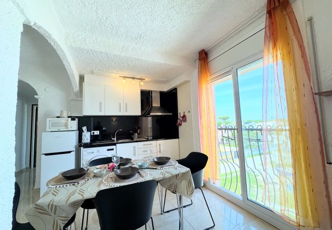 Apartment in Empuriabrava - Apartment located in the center of Empuriabrava