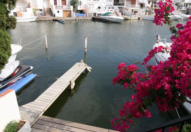 Townhouse in Empuriabrava - 128- Fisherman's house with mooring and views of the canal in Empuriabrava