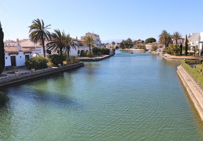 Townhouse in Empuriabrava - 128- Fisherman's house with mooring and views of the canal in Empuriabrava