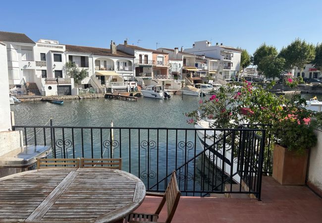 Townhouse in Empuriabrava - 128- Fisherman's house with mooring and views of the canal in Empuriabrava