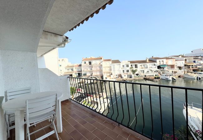 Townhouse in Empuriabrava - 128- Fisherman's house with mooring and views of the canal in Empuriabrava