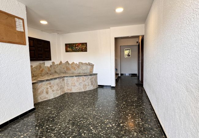 Apartment in Empuriabrava - 160- Apartment with beautiful views of the river and the mountains