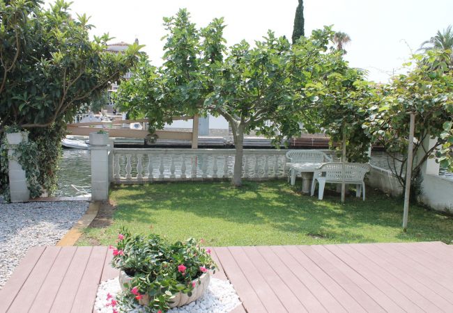 Ferienhaus in Empuriabrava - 148-Schöne Villa mit Pool und Garten mit liegeplatz