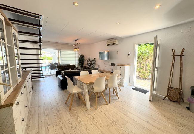 Ferienhaus in Empuriabrava - 150-Schönes Ferienhaus mit Pool und Liegeplatz Empuriabrava-Empurialola