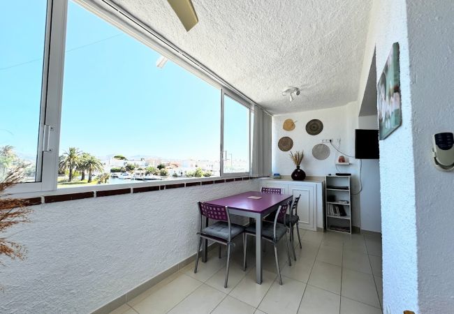 Ferienwohnung in Empuriabrava - 160- Apartment mit schöner Aussicht auf den Fluss und die Berge