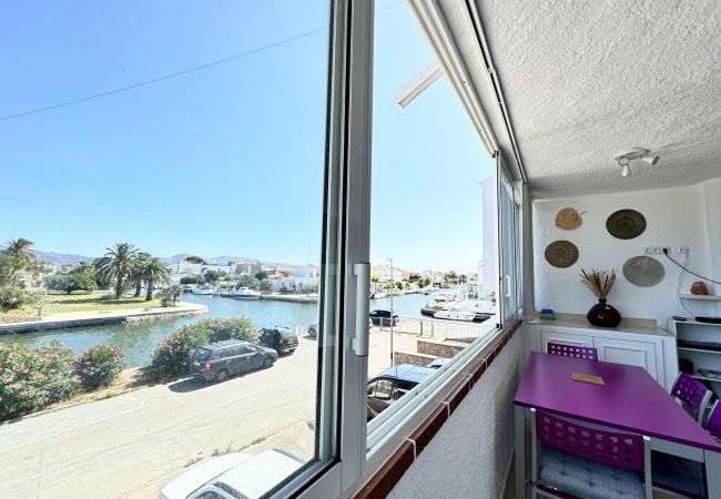 Ferienwohnung in Empuriabrava - 160- Apartment mit schöner Aussicht auf den Fluss und die Berge
