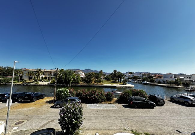 Ferienwohnung in Empuriabrava - 160- Apartment mit schöner Aussicht auf den Fluss und die Berge