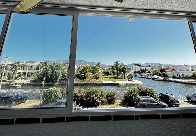 Ferienwohnung in Empuriabrava - 160- Apartment mit schöner Aussicht auf den Fluss und die Berge