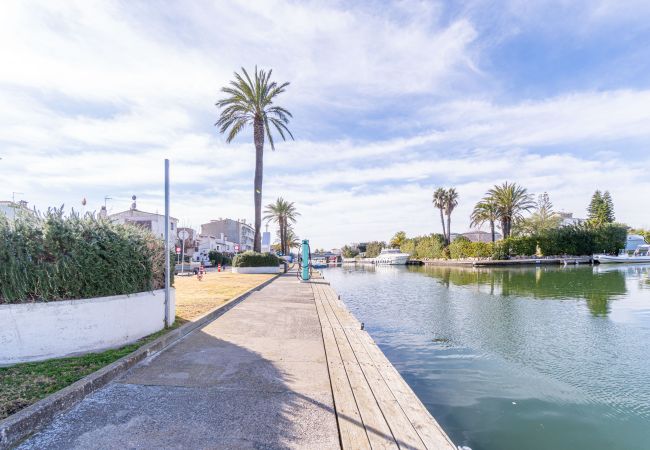 Ferienwohnung in Empuriabrava - 167-Apartment mit Blick auf Puerto Empurialola